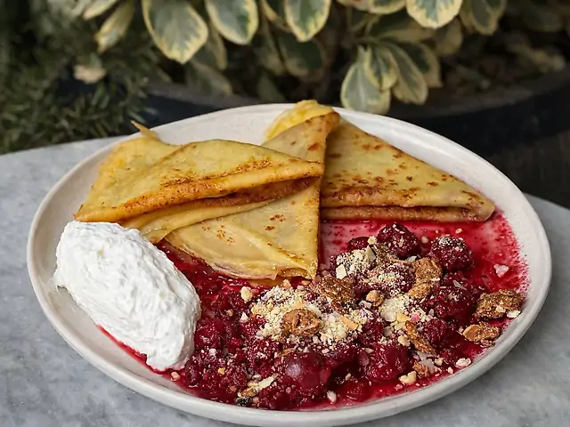 Млинці з вишнею та муссом