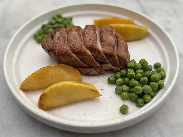 Качка з яблуками та зеленим горошком