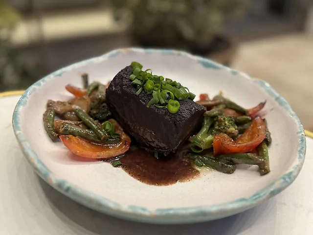 Яловича щока з овочами