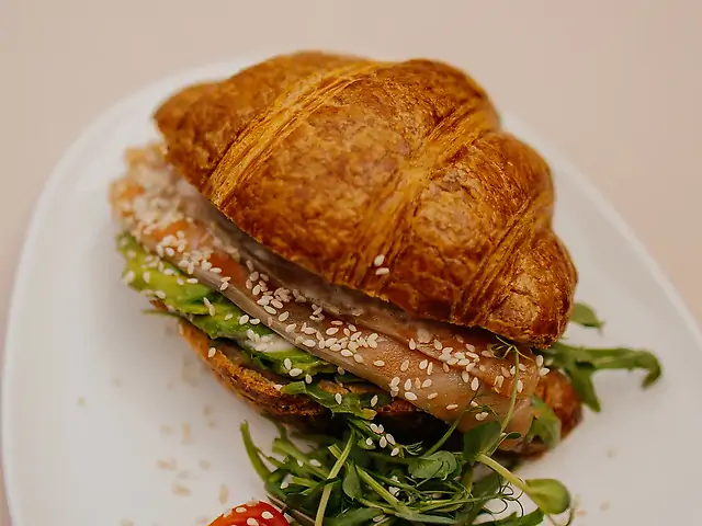 Круасан із сьомгою та авокадо