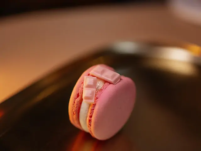 Макарон полуниця-пармезан