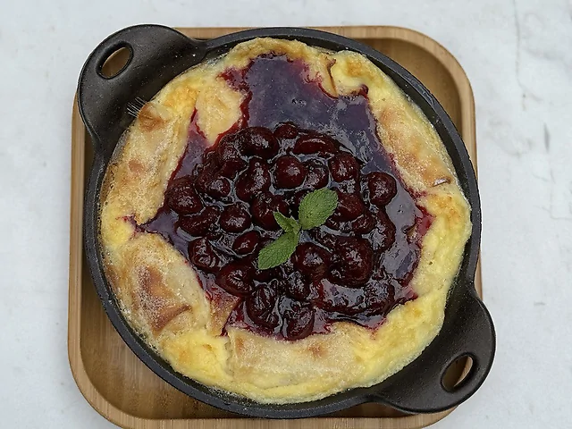Млинці запечені з вишнями