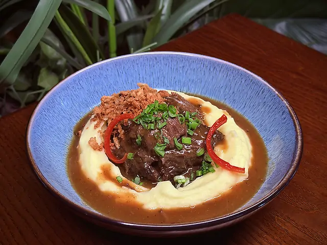 Телячі щічки з картоплюним пюре