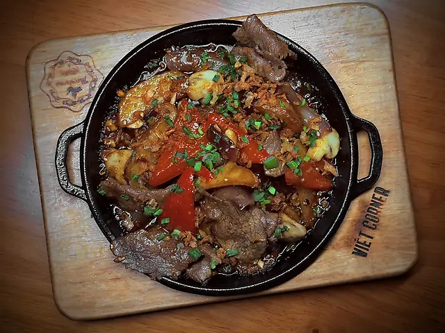 Гаряча пательня з телятиною в соусі Пад Тай