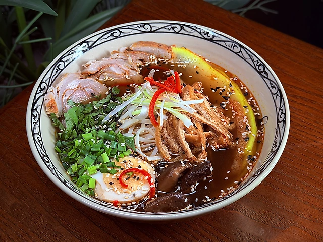 Рамен зі свинячою рулькою