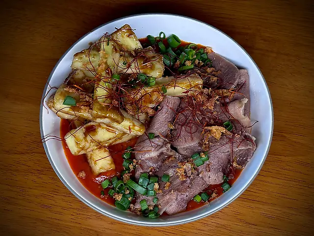 Яловичий язик з баклажанами