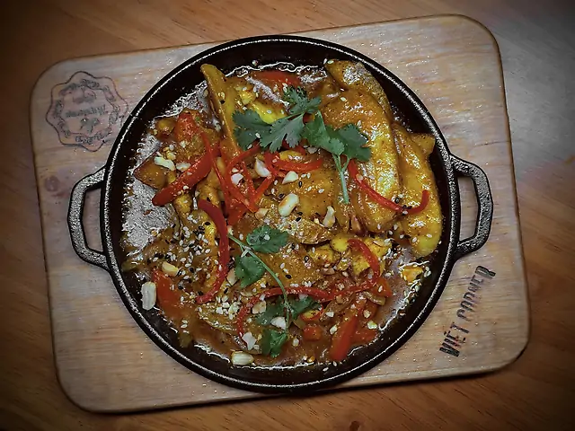Гаряча пательня з куркою у соусі Карі