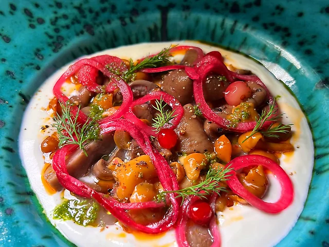 Маслюки та опеньки мариновані з копченою сметаною