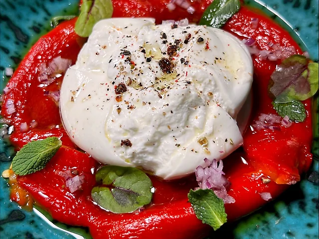 Бурата з печеним перцем