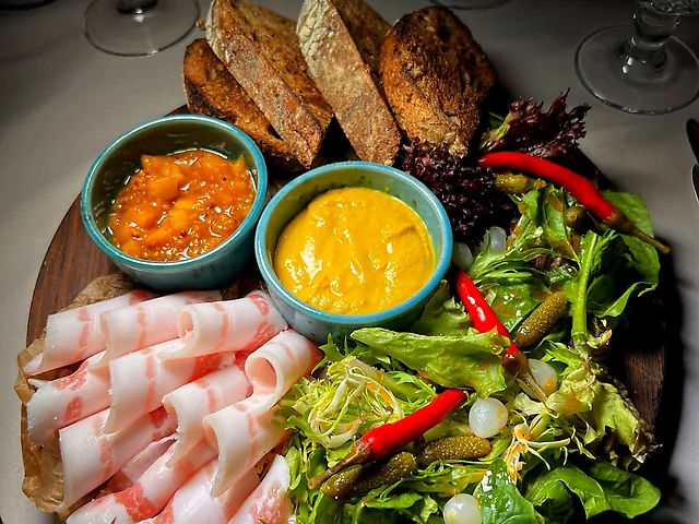 Солоне сало з гірчицею та домашнім релішем