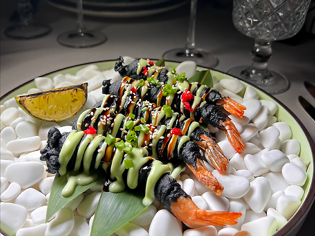 Вугільні креветки з соусом васабі-лайм