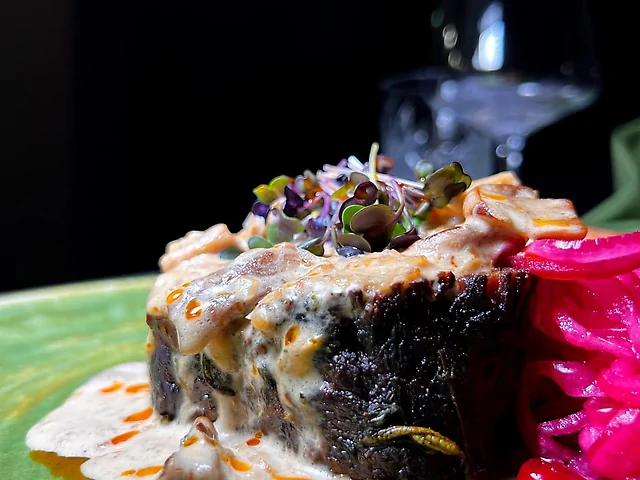 Томлена свинина з грибним соусом