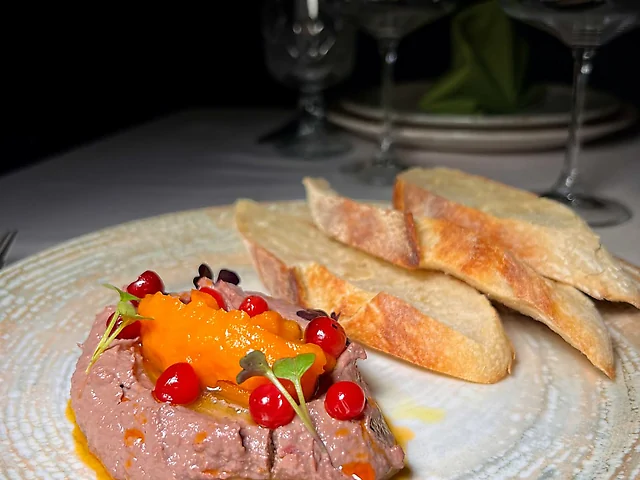 Ніжний курячий паштет з обліпиховим гелем та маринованою журавлиною