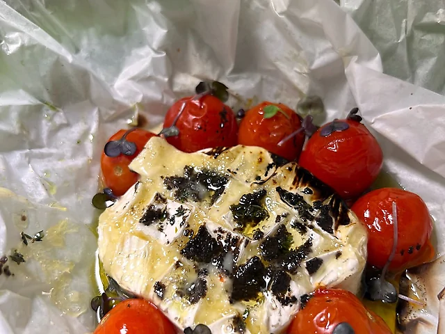 Камамбер,запечений з томатами чері