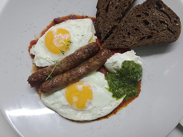 Яєчня з Боварськими ковбасками
