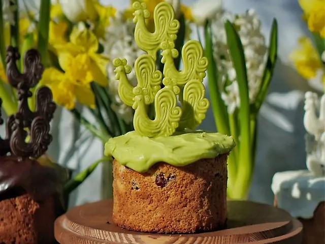 Паска з фісташковим пралине