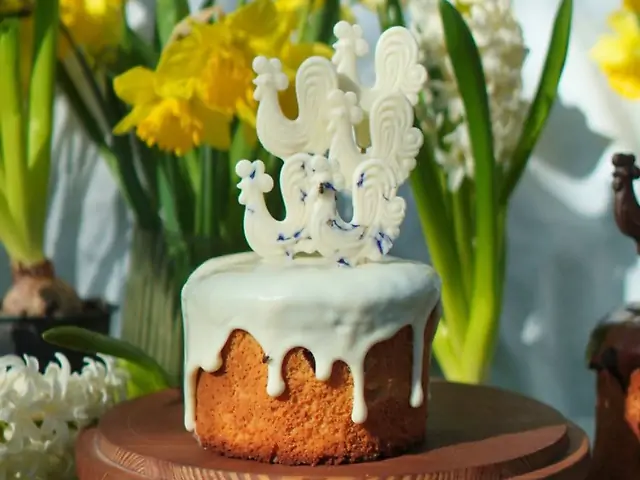 Паска з родзинками та в'яленою вишнею