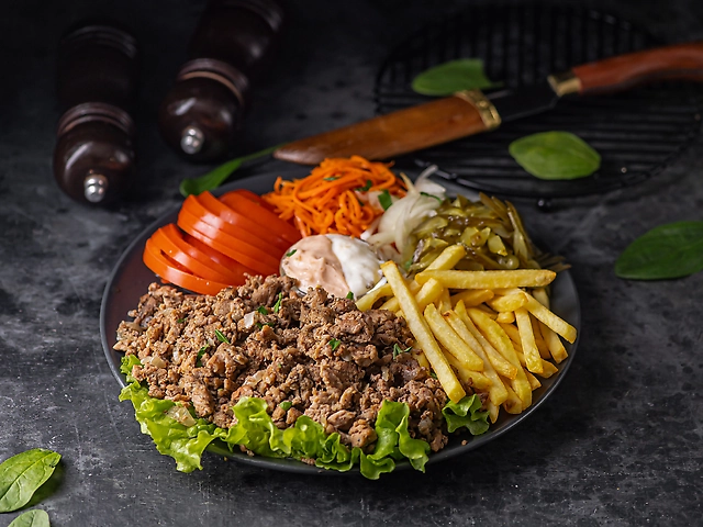 Шаурма на тарілці телятина