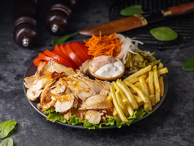 Шаурма на тарілці куряча