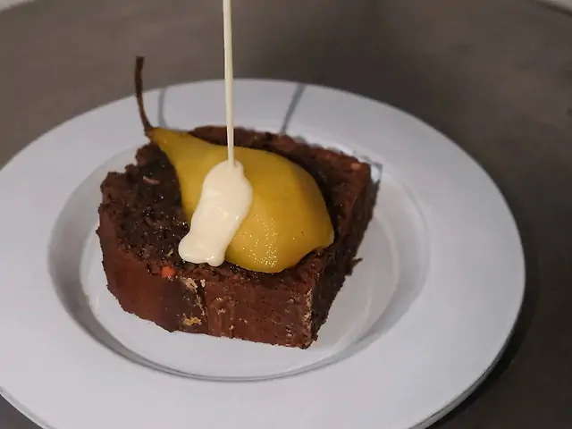 Фініковий кекс з грушею