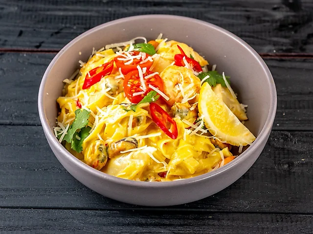 Паста з морепродуктами із пюре маракуя.