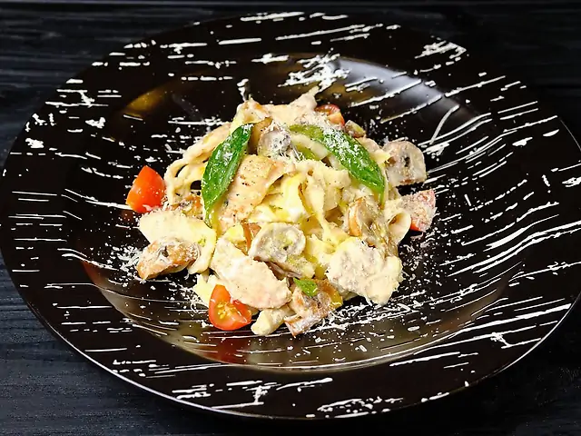Паста з куркою та грибами