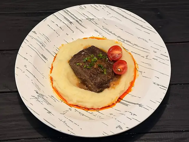 Яловича щока з картопляним пюре