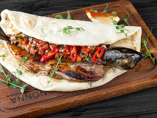 Скумбрия с овощной сальсой