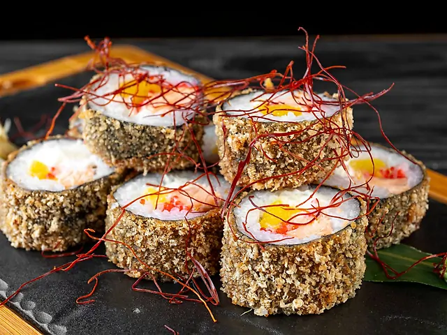 Гарячий ролл з лососем