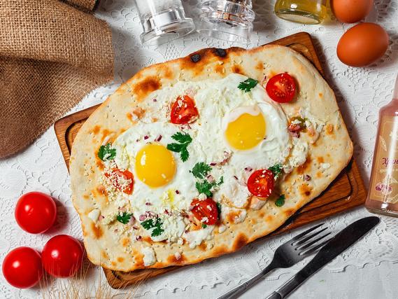 Яєчня з бринзою та томатами
